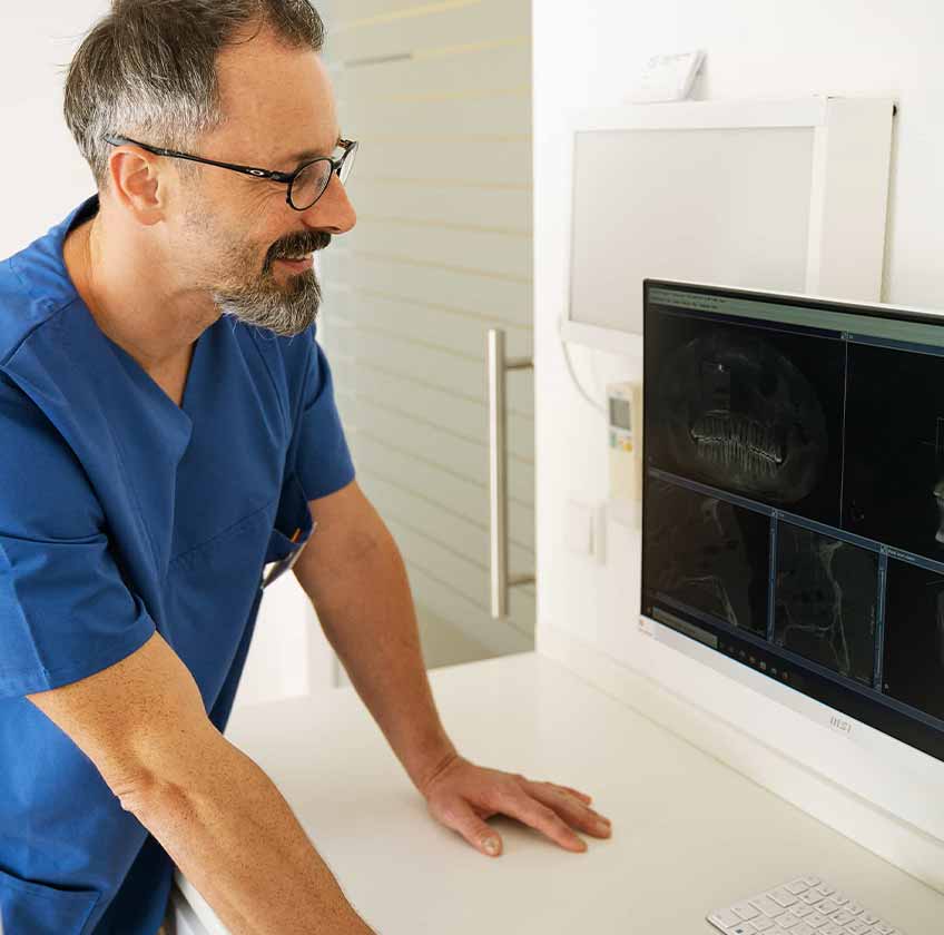 Dr. Somlo begutachtet eine 3D-Aufnahme.