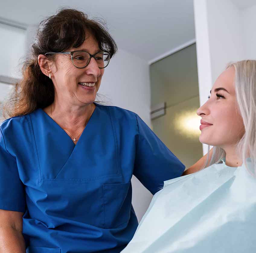 Patientin im Behandlungsgespräch mit ZFA. 