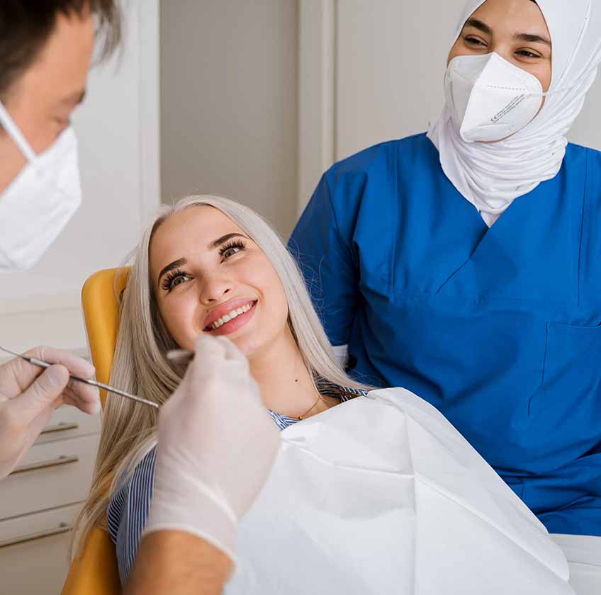 Zahnarzt Martin Brecht während der Behandlung einer Patientin.